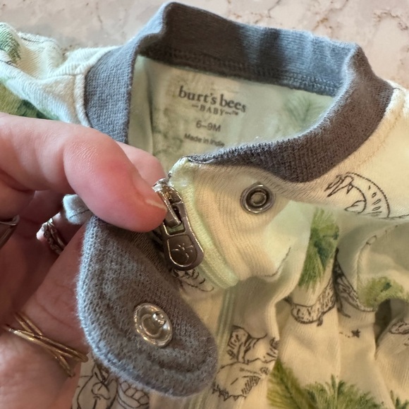 6-9M - pack of 3 - footies-  Burt’s bees & Carters - Picture 4 of 14